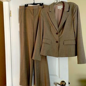 Woman’s Banana Republic pants suit. Fully lined. 2 button blazer with 2 pockets